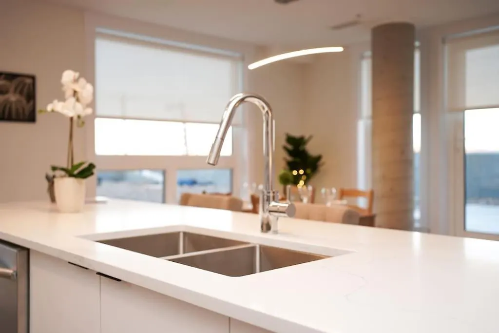Apartament New Luxurious Brand New Modern Condo Parking Coffee Location! Halifax