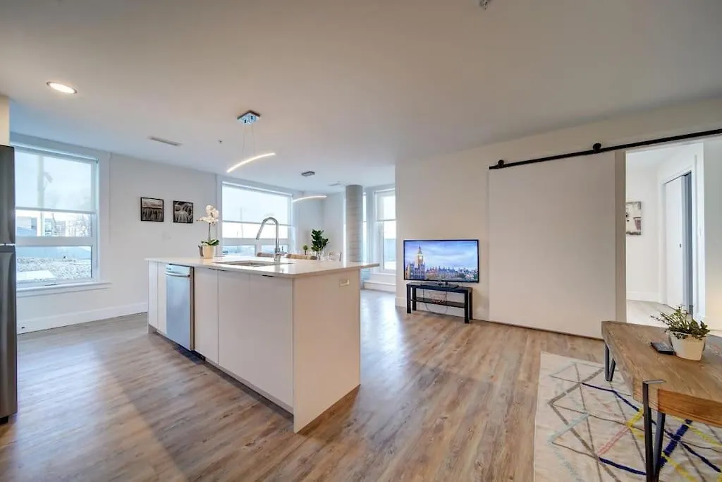 New Luxurious Brand New Modern Condo Parking Coffee Location! Halifax Apartament