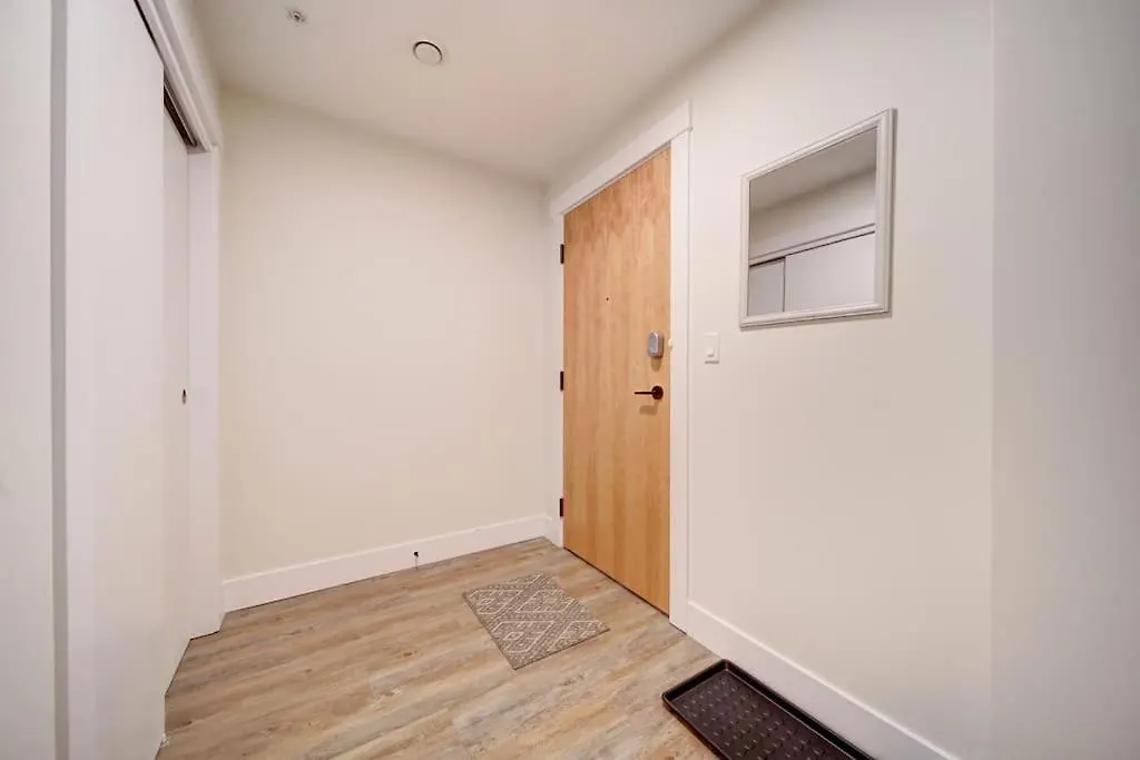 New Luxurious Brand New Modern Condo Parking Coffee Location! Halifax Kanada